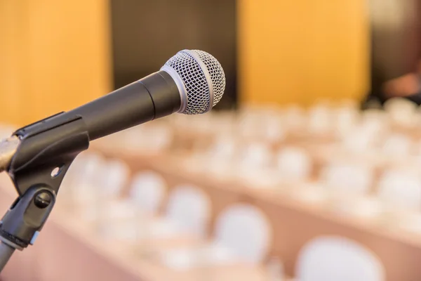 Micrófono en la sala de reuniones antes de una conferencia —  Fotos de Stock