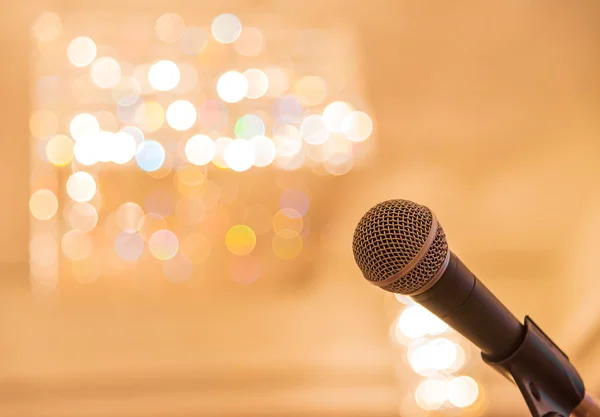 Microphone dans la salle de réunion avant une conférence — Photo