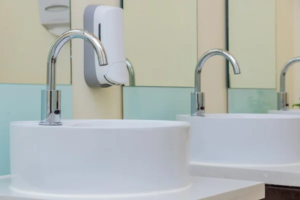 White basins in bathroom interior with granitic tiles — Stock Photo, Image