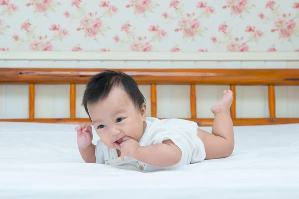 Retrato de bebê recém-nascido bonito menina na cama — Fotografia de Stock