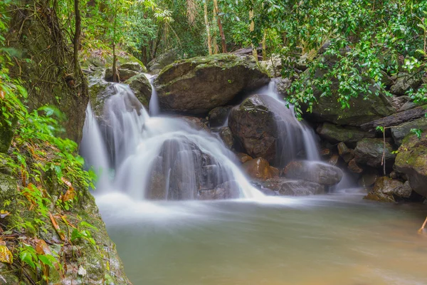 Air terjun di hutan hujan dalam (Krok E Dok Waterfall Sarab — Stok Foto