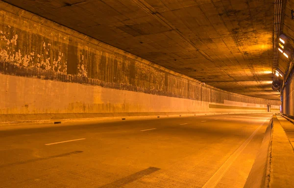 Snelweg wegtunnel met licht afkomstig van de afslag — Stockfoto
