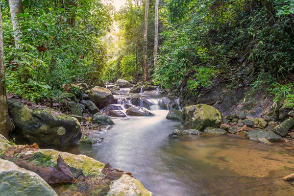 Wasserfall im Dschungel des Regenwaldes (krok e dok waterfall sarab — Stockfoto