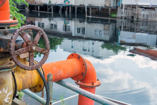 Válvula de tubulação de água para o sistema de bomba no canal — Fotografia de Stock