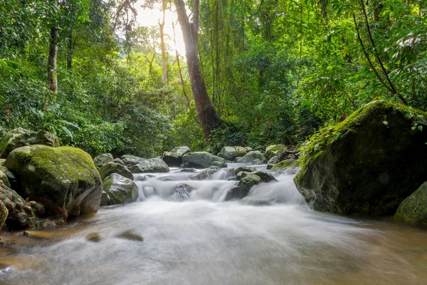 Air terjun di hutan hujan dalam (Krok E Dok Waterfall Sarab — Stok Foto