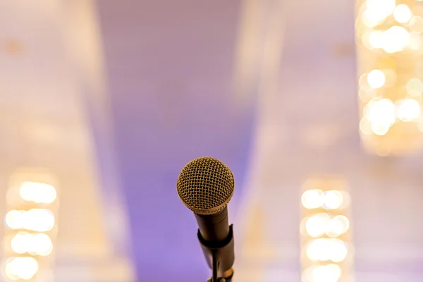 Microfon în sala de ședințe înainte de o conferință — Fotografie, imagine de stoc