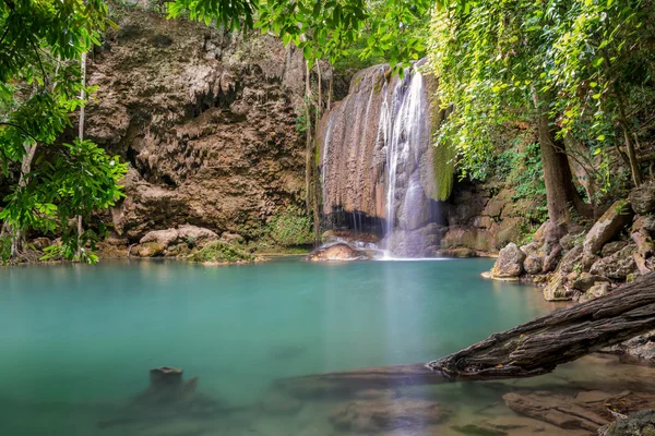 Vízesés mély erdő erawan vízesés Nemzeti Park — Stock Fotó