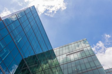 gökdelen gökyüzü ve şehirde bina karşı