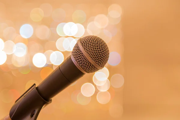 Mikrofon i mötesrummet före en konferens — Stockfoto