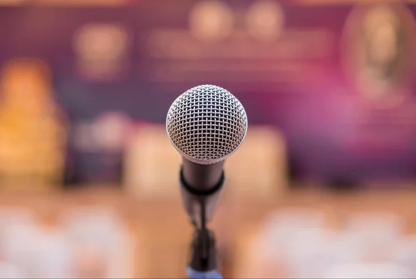 Microphone dans la salle de réunion avant une conférence — Photo