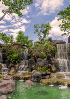 Mavi gökyüzü ile kamu Park bahçe şelale