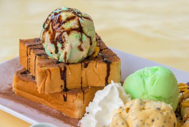 Bal tost meyve ve ekmek arası dondurma ile