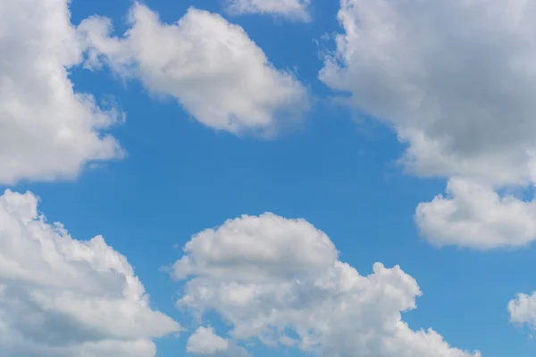 Cielo blu con nuvole natura per sfondo — Foto Stock