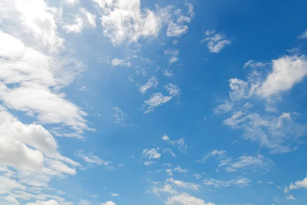 Céu azul com nuvens natureza para fundo — Fotografia de Stock