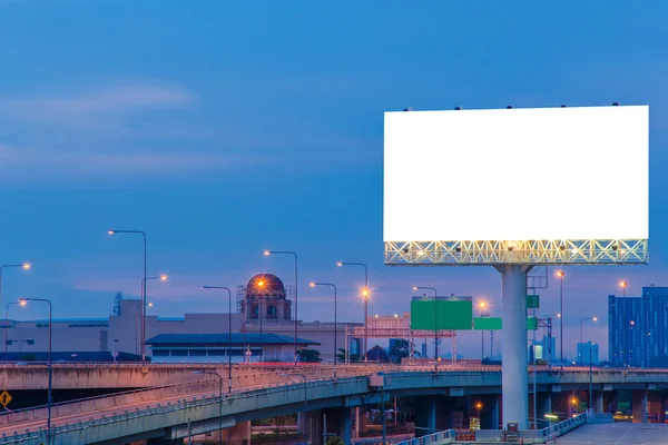 Tom billboard på twilight tid för annons — Stock fotografie