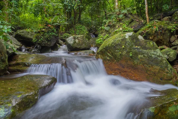 Водопад в джунглях глубоких дождевых лесов (Krok E Dok Waterfall Sarab — стоковое фото