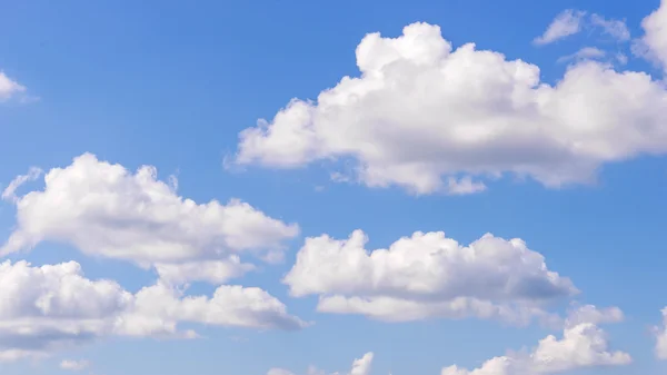 Bulutlu mavi gökyüzü arka plan için doğa — Stok fotoğraf