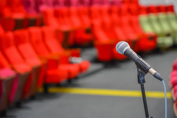 Primo piano dei microfoni a teatro o in sala conferenze — Foto Stock