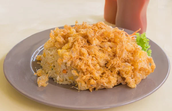 Egg Fried Rice with omelet on table — Stock Photo, Image