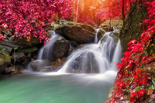 Cachoeira na selva de floresta tropical profunda (Krok E Dok Waterfall Sarab — Fotografia de Stock