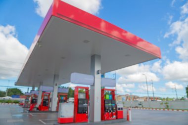 Gaz istasyonu ile mavi gökyüzü arka plan bulanık
