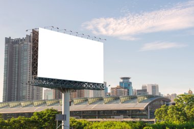Boş billboard veya yol işareti yeni reklam için hazır