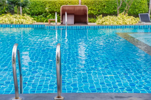 Blå swimmingpool på hotel med trappe - Stock-foto
