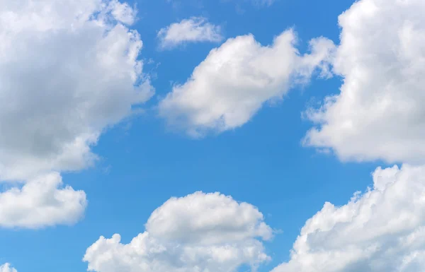 Cielo azul con nubes naturaleza para el fondo —  Fotos de Stock