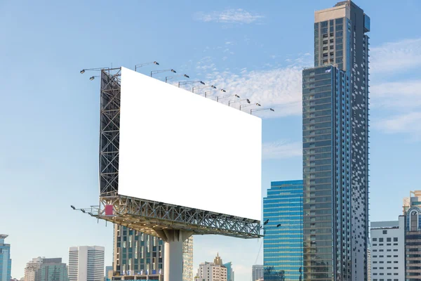 Duży pusty billboard gotowy do nowej reklamy — Zdjęcie stockowe