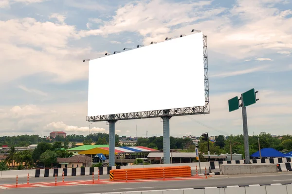 Boş billboard veya yol işareti yeni reklam için hazır — Stok fotoğraf