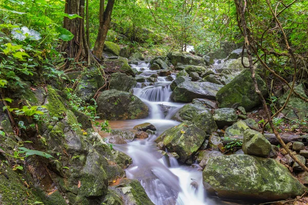 Waterfall in deep rain forest jungle (Krok E Dok Waterfall Sarab — Stock Photo, Image