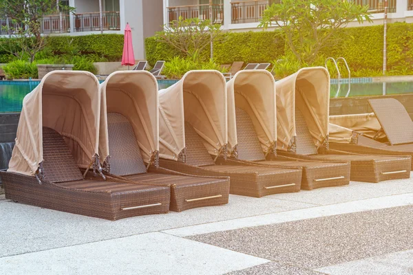 Yüzme Havuzu tropikal tatil yakınındaki havuzu yatak — Stok fotoğraf