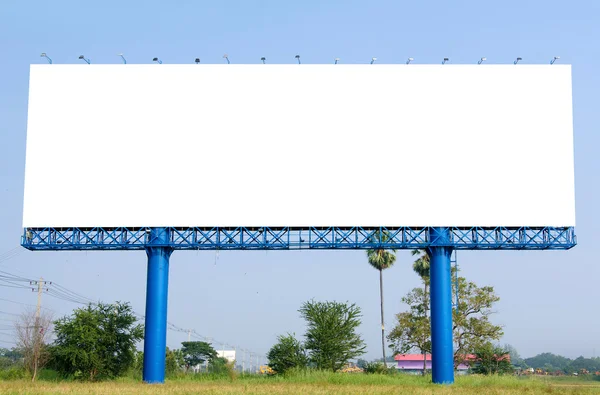 Große weiße Plakatwand bereit für neue Werbung — Stockfoto