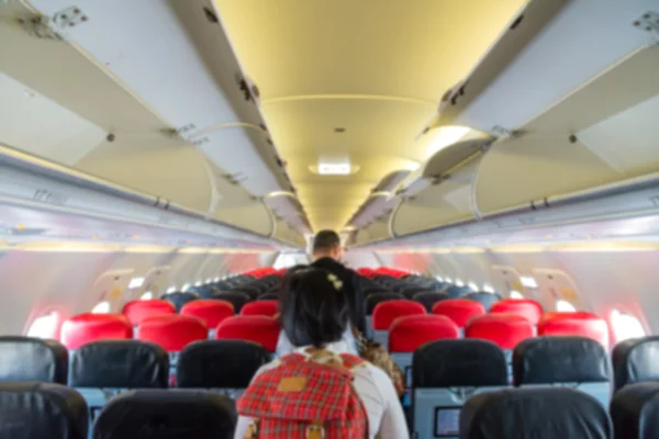 Borroso de aviones interiores con pasajeros . — Foto de Stock