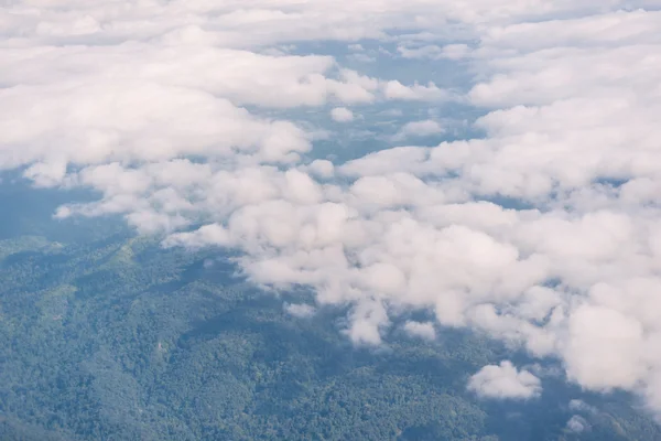 Вид с воздуха на облака с голубым небом — стоковое фото