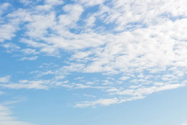 Cielo azul con nubes naturaleza para el fondo —  Fotos de Stock