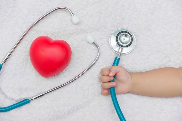 Stetoskop instrumentów medycznych w ręku baby girl — Zdjęcie stockowe