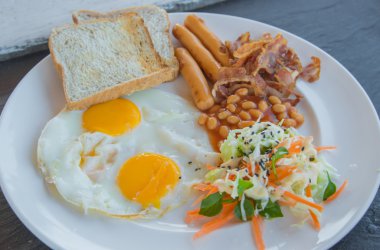 Kahvaltı ile ekmek sahanda yumurta ve sosis