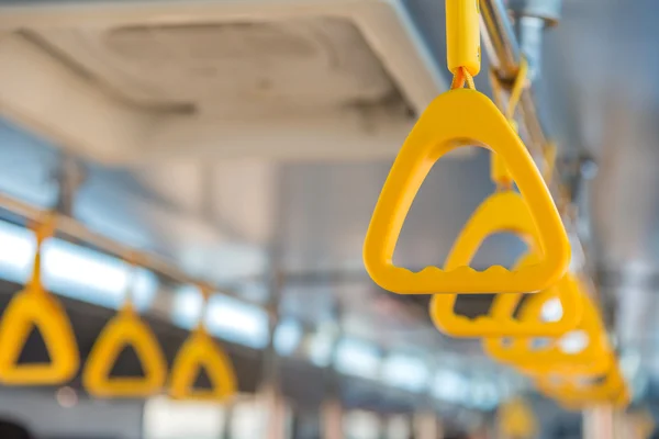 バス内立位の乗客のための天井のハンドル — ストック写真