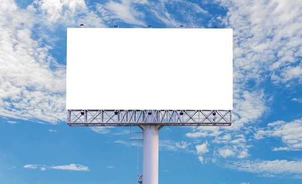 Připraven na Nový inzerát s modrou oblohu pozadí prázdné billboard — Stock fotografie