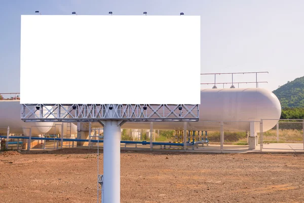 Leeg reclamebord voor advertentie met aardgas opslagtanks — Stockfoto