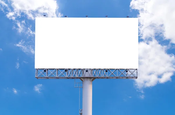 Leere Plakatwand bereit für neue Werbung mit blauem Himmelhintergrund — Stockfoto