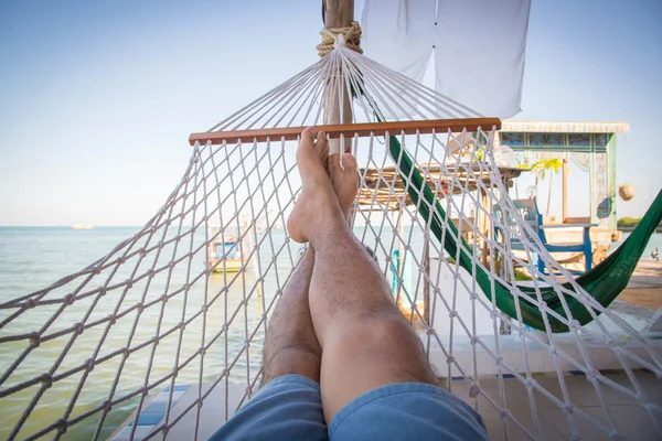 Straw hammock in balcony at tropical beach for relaxation — Stock Photo, Image