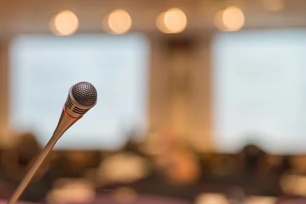 Microphone dans la salle de réunion avant une conférence — Photo