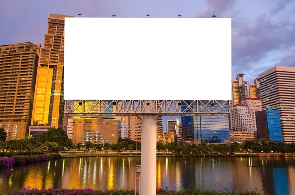 Große weiße Plakatwand bereit für neue Werbung — Stockfoto