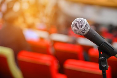 Toplantı salonunun bir konferans önce içinde mikrofon