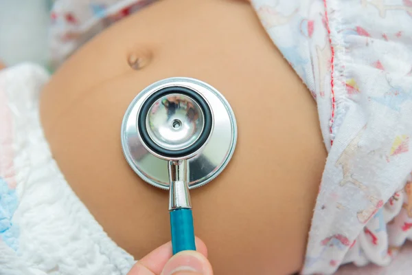 Exames médicos pediátricos bebê recém-nascido menina com estetoscópio em hos — Fotografia de Stock