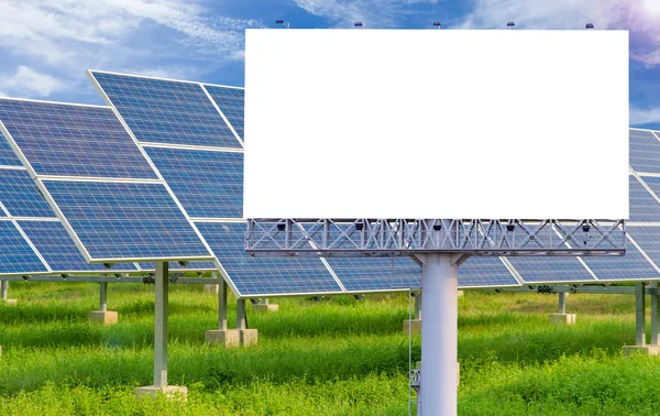 Cartelera en blanco para publicidad con planta de energía solar — Foto de Stock