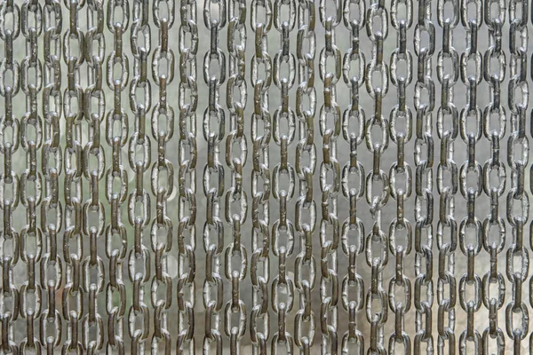Hängende Edelstahlkette, abstraktes Metall als Hintergrund — Stockfoto