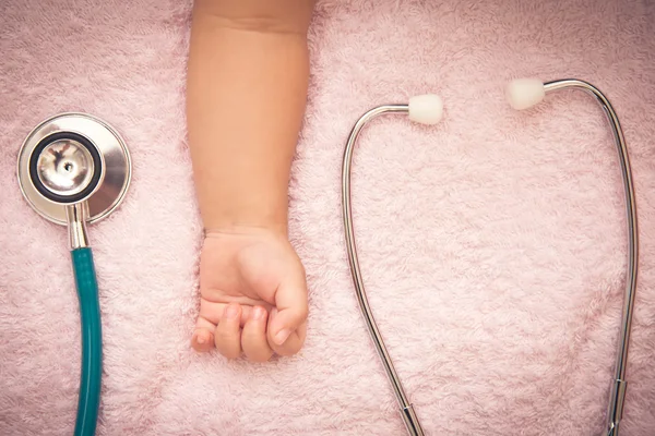 Instrumentos médicos estetoscopio en la mano de la niña — Foto de Stock